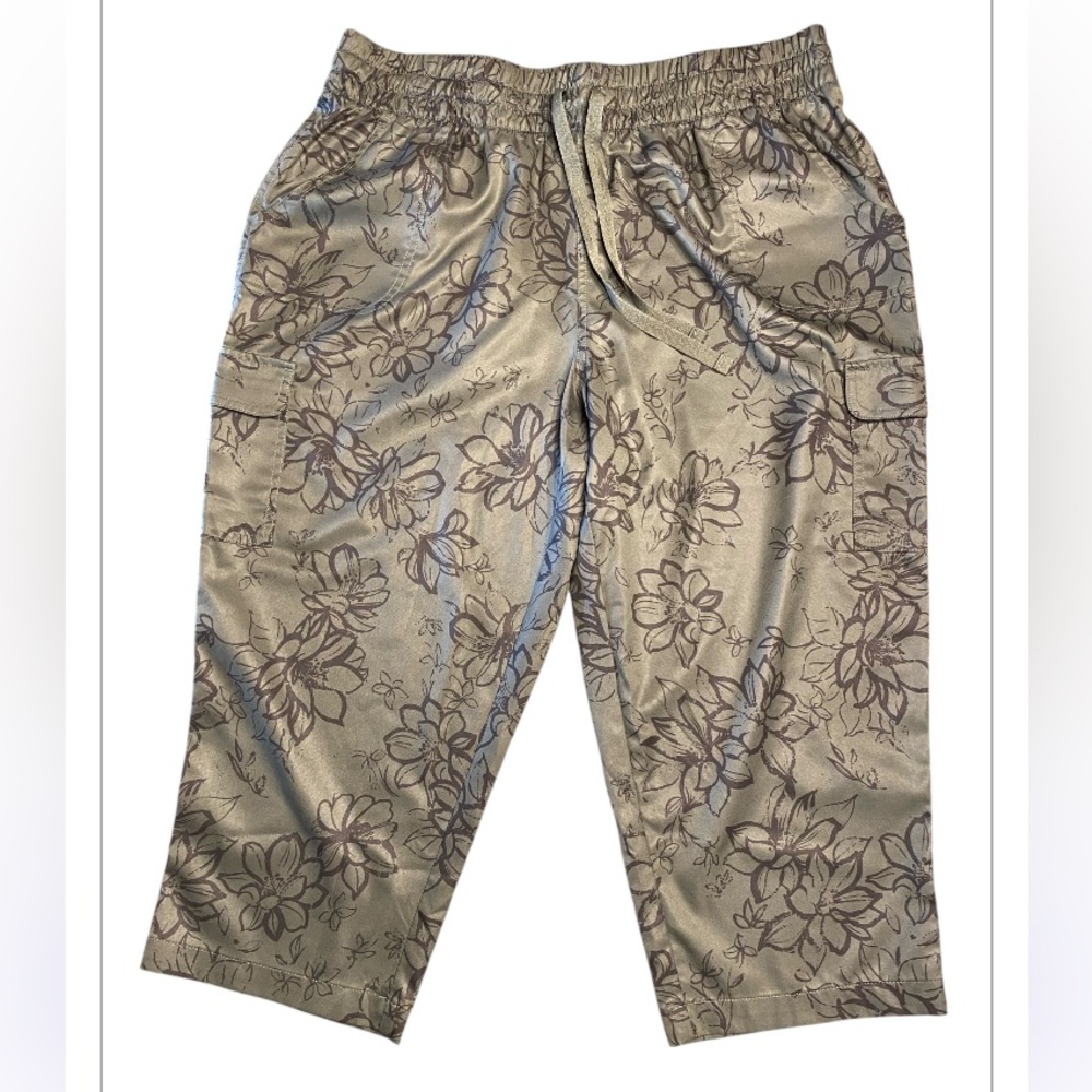 Saint John's Bay Active green with floral print Pants. Size XL.
